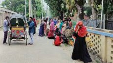 জাকাত নিতে গিয়ে পদদলিত হয়ে প্রাণ গেল নারীর