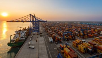 ইতিহাস তৈরি করে মুন্দ্রা বন্দরে সর্ববৃহৎ কন্টেইনার জাহাজের নোঙর