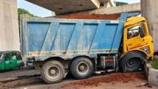 আগারগাঁওয়ে মেট্রোরেলের পিলারে ট্রাকের ধাক্কা