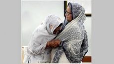 প্রধানমন্ত্রীকে জড়িয়ে কাঁদলেন পাইলট জাওয়াদের মা