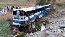 পাকিস্তানে যাত্রীবাহী বাস খাদে পড়ে নারী-শিশুসহ নিহত ২৮