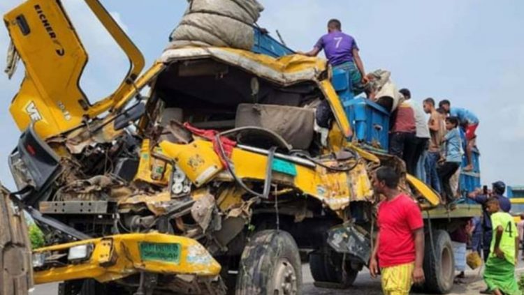 কুমিল্লায় কাভার্ডভ্যানের পেছনে গরুবাহী ট্রাকের ধাক্কা ব্যবসায়ীসহ নিহত ২