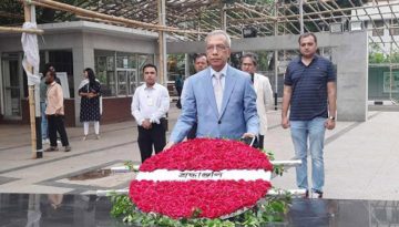 বঙ্গবন্ধুর প্রতিকৃতিতে প্রধানমন্ত্রীর প্রেস সচিবের শ্রদ্ধা