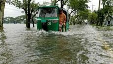 সিলেট-সুনামগঞ্জে পানি কমলেও কমেনি দুর্ভোগ