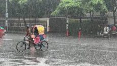 সাতসকালে রাজধানীতে হঠাৎই ঝড়-বৃষ্টি