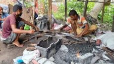 ঈদকে ঘিরে পাবনার কামার পল্লীতে দিনরাত ব্যস্ততা