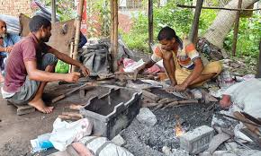 ঈদকে ঘিরে পাবনার কামার পল্লীতে দিনরাত ব্যস্ততা