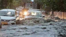 রেকর্ড বৃষ্টিপাতে তলিয়ে গেছে নয়াদিল্লি