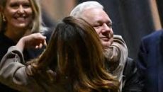 দীর্ঘ ১৪ বছর পর পরিবারের কাছে ফিরলেন জুলিয়ান অ্যাসাঞ্জ