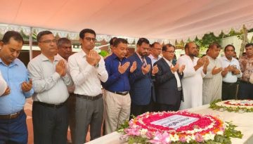 বঙ্গবন্ধুর সমাধিতে তিন সচিবের শ্রদ্ধা