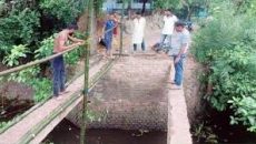 ভোগান্তিতে ৫০ হাজার মানুষ: নওগাঁয় ব্রিজ ভেঙ্গে যোগাযোগ বিচ্ছিন্ন