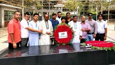 বঙ্গবন্ধুর প্রতিকৃতিতে ‘পুরান ঢাকা সাংবাদিক ফোরাম’র শ্রদ্ধাঞ্জলি