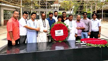 বঙ্গবন্ধুর প্রতিকৃতিতে ‘পুরান ঢাকা সাংবাদিক ফোরাম’র শ্রদ্ধাঞ্জলি