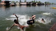 শীতপ্রধান কাশ্মীরে ২৫ বছরের রেকর্ড তাপপ্রবাহ, স্কুল বন্ধ