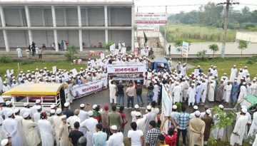 ডেমরায় মসজিদ ও মাদ্রাসার রাস্তা বন্ধের প্রতিবাদে মানববন্ধন