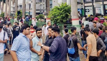 বসুন্ধরা সিটির সামনে দোকান মালিকদের বিক্ষোভ