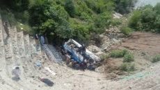 পাকিস্তানে নিয়ন্ত্রণ হারিয়ে বাস খাদে: নিহত ২০