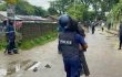 বুকে জড়িয়ে গুলিতে আহত শিশুকে হাসপাতালে নিলো পুলিশ