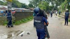 বুকে জড়িয়ে গুলিতে আহত শিশুকে হাসপাতালে নিলো পুলিশ