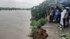 চট্টগ্রামে হালদা নদীর বাঁধ ভেঙে প্লাবিত হচ্ছে লোকালয়