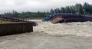 পানির চাপে ভেঙে গেছে মুছাপুর স্লুইসগেট, আতঙ্কে এলাকাবাসী