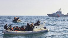 ইংলিশ চ্যানেল পাড়ি দিয়ে যুক্তরাজ্যে ১২০০ অভিবাসী