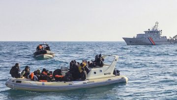 ইংলিশ চ্যানেল পাড়ি দিয়ে যুক্তরাজ্যে ১২০০ অভিবাসী