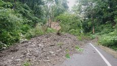 খাগড়াছড়িতে পাহাড় ধসে যানচলাচল বন্ধ
