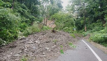 খাগড়াছড়িতে পাহাড় ধসে যানচলাচল বন্ধ