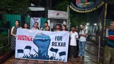 প্রবল বৃষ্টিতে কলকাতায় চলছে বিক্ষোভ