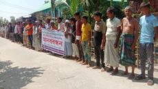 প্রধান শিক্ষিকার অপসারণের দাবিতে মানববন্ধন