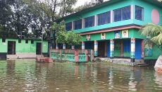 অর্ধ কিলোমিটার রেললাইনে পানি, ১৯টি প্রাথমিক বিদ্যালয়ের কার্যক্রম বন্ধ