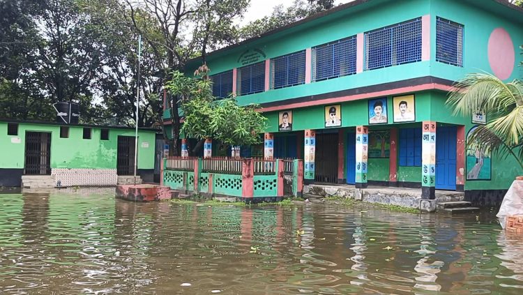 অর্ধ কিলোমিটার রেললাইনে পানি, ১৯টি প্রাথমিক বিদ্যালয়ের কার্যক্রম বন্ধ