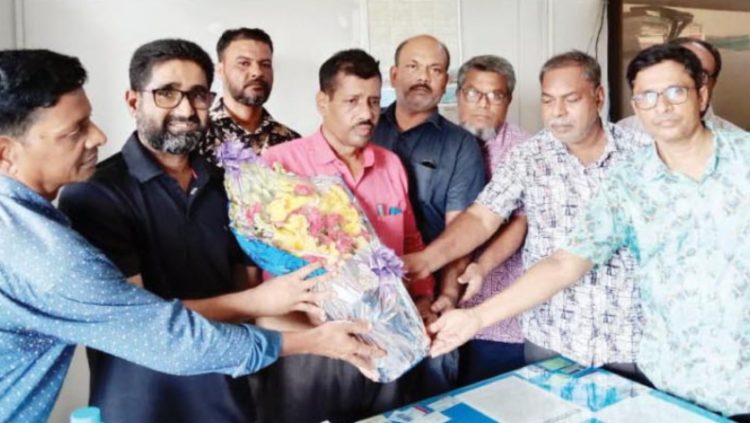 রাজস্ব কর্মকর্তার দায়িত্ব পাওয়ায় মো. সারোয়ার হোসেন খোকনকে ফুলেল শুভেচ্ছা