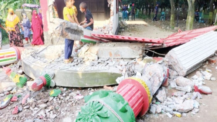 মদনপুরে দেওয়ানবাগীর দরবারে ভাঙচুর ও অগ্নিসংযোগ