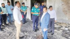 ক্ষতিগ্রস্ত নগর ভবন পরিদর্শনে রাসিক প্রশাসক ও পুলিশ কমিশনার