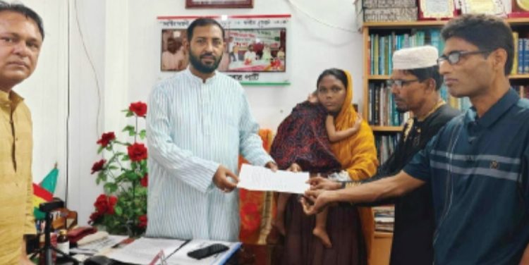 লেবার পার্টির চেয়ারম্যান ডা. ইরানের সঙ্গে শহীদ আউয়ালের পরিবারের সাক্ষাৎ