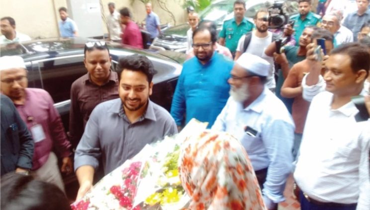 তথ্য উপদেষ্টাকে ফুল দিয়ে বরণ করেন ডিএফপির মহাপরিচালক
