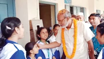 মেহেরপুরে শিক্ষক কাজী আনিসুজ্জামানকে ফুলের পাপড়ি ছিটিয়ে শেষ বিদায়