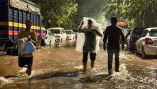 ভারী বৃষ্টিতে বিপর্যস্ত মুম্বই, বন্ধ স্কুল-কলেজ