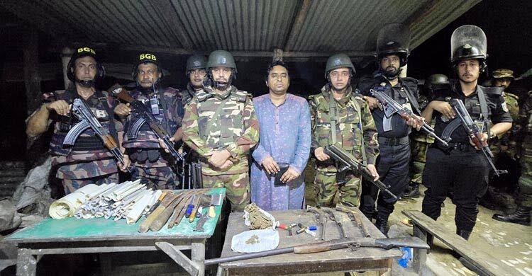 কক্সবাজারে যৌথ বাহিনীর অভিযানে অস্ত্র উদ্ধার : পৌর কাউন্সিলর আটক
