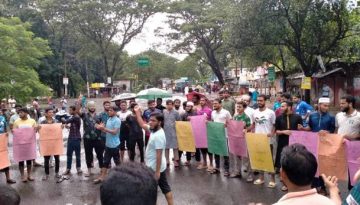 নিরাপদ সড়কের দাবিতে ইবি শিক্ষার্থীদের বিক্ষোভ
