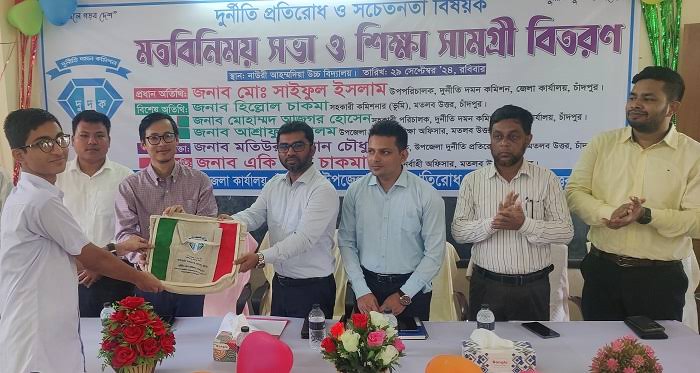 মতলবে দুর্নীতি দমন কমিশনের শিক্ষা সামগ্রী বিতরণ