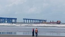 ঘূর্ণিঝড় দানার প্রভাবে ভাঙলো ইনানীর নৌবাহিনী জেটি