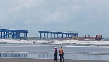 ঘূর্ণিঝড় দানার প্রভাবে ভাঙলো ইনানীর নৌবাহিনী জেটি