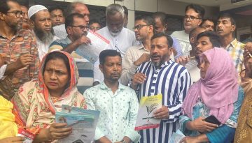 ডেঙ্গু সতর্কতায় দক্ষিণখানে বিএনপির লিফলেট বিতরণ