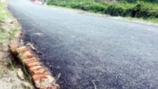 বদলগাছীতে নামমাত্র বিটুমিন দিয়ে তড়িঘড়ি রাস্তা সংস্কারের অভিযোগ