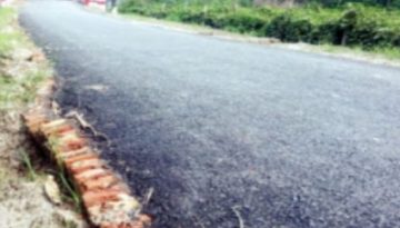 বদলগাছীতে নামমাত্র বিটুমিন দিয়ে তড়িঘড়ি রাস্তা সংস্কারের অভিযোগ