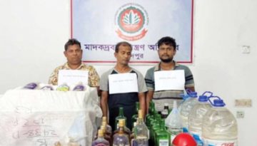 ফরিদপুরে বিদেশি নকল মদ তৈরির উপকরণসহ গ্রেপ্তার ৩