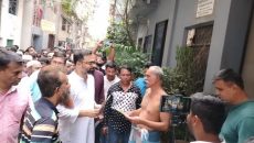 ডেঙ্গু প্রতিরোধে বাড়িতে বাড়িতে লিফলেট বিতরণ করছেন আমিনুল হক